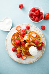 Cottage cheese patties with raspberry and honeycomb