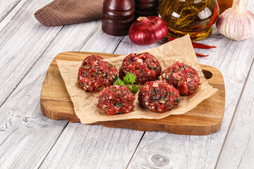 Raw beef meatballs for cooking