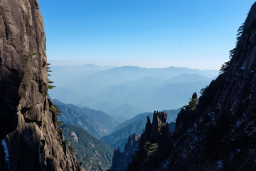Standing on Huangshan Mountain in Anhui Province, watching the distance with snow all around
