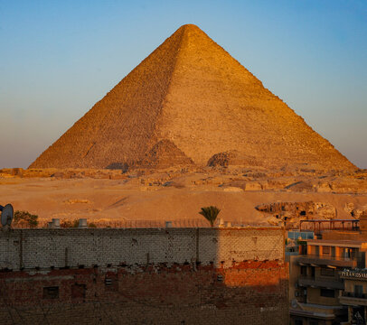 Great pyramid of Giza &Auml;gypten Cheops‑Pyramide, die im warmen Licht der tief stehenden Sonne leuchtet. 
