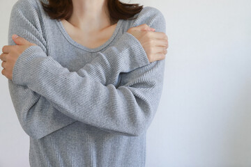 寒気を感じる女性