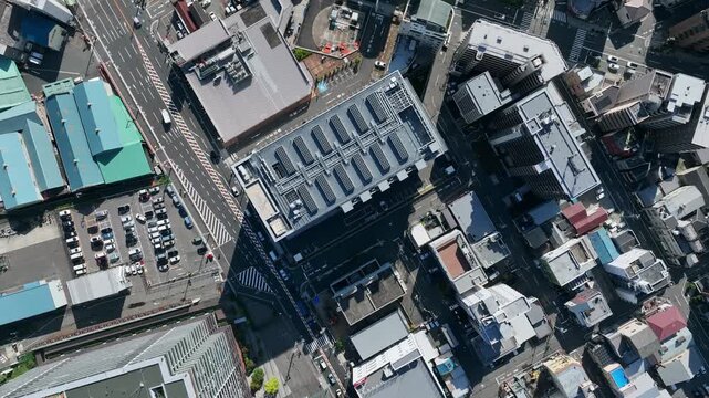 現代都市と道路の真俯瞰ドローン空撮