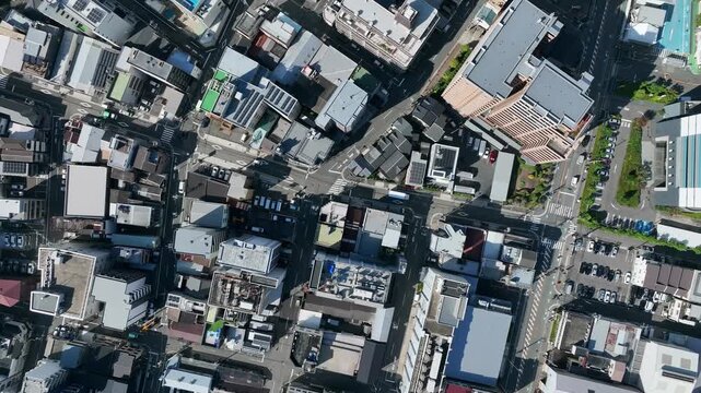 現代都市と道路の真俯瞰ドローン空撮