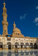 Al-Azhar Moschee &Auml;gypten Innenhof der Al‑Azhar‑Moschee in Kairo zu sehen, mit ihren markanten Minaretten, der Kuppel und den Arkadeng&auml;ngen, die sich im hellen Marmorboden spiegeln.