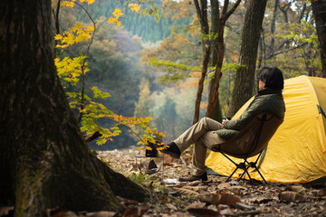 秋のソロキャンプ を楽しむ男性