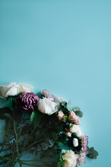 Букет цветов на голубом фоне