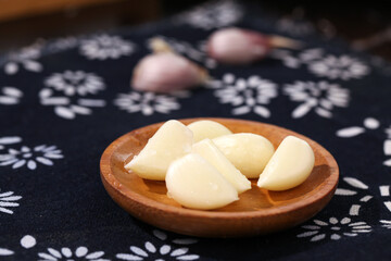 Fresh Shandong Farm Garlic Cloves in Wooden Bowl on Traditional Chinese Fabric