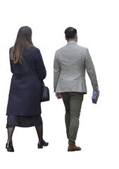 Couple élégant marchant l'un à côté de l'autre, vu de dos, femme en manteau long bleu marine avec sac noir, homme en veste grise à carreaux et pantalon vert, tenue chic décontractée d'automne. 