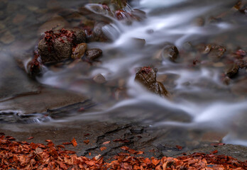 Jesienna impresja, wodospad, woda, ruch, przepływ, kamienie, tapeta, dekoracja. © mycatherina