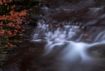 Jesienna impresja, wodospad, woda, ruch, przepływ, kamienie, tapeta, dekoracja.