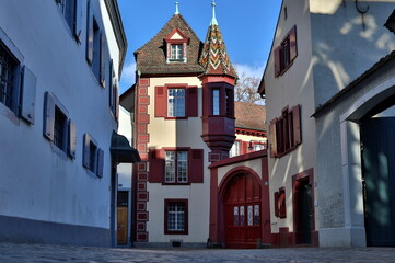 Malerischer Altbau auf dem Münsterberg in Basel