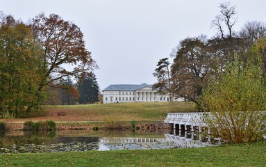 Schloss Dég in Ungarn im Herbst