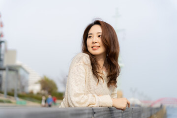 海辺で穏やかに微笑む女性