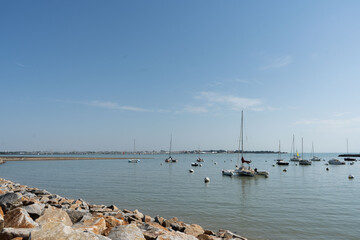 Voiliers à marée basse sur la plage du Port Neuf à La Rochelle © DAUZATS