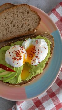 Avocado-Toast mit pochiertem Ei und Chili-Flocken
