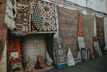 Des tapis dans un marché typique Berbère au Maroc