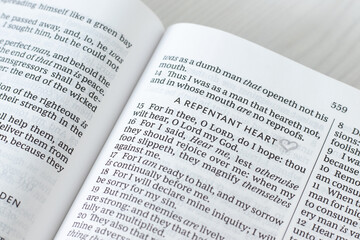 Obraz premium Repentant heart christian text in open holy bible book. Forgiveness, hope, and faith in God Jesus Christ, biblical concept.