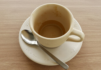 Obraz premium Coffee cup rests on table after drinking in morning light