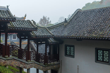 Naklejka premium Yuelu Academy in Changsha, Hunan Province Amid Rain and Fog 