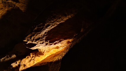 Un magnifique ensemble de concrétions dans une grotte ayant l'apparence d'une tête d'alien ou d'extraterrestre	
