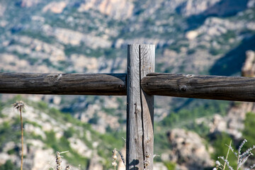Fototapeta premium Mirador en la montaña con barandilla de madera vieja y rota 