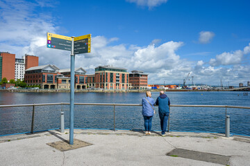 touristischer Wegweiser in Belfast / Nordirland