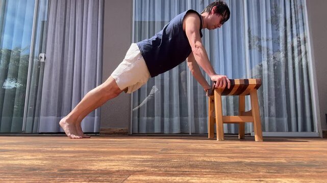 homem treina faz exerc&iacute;cios f&iacute;sicos em casa 