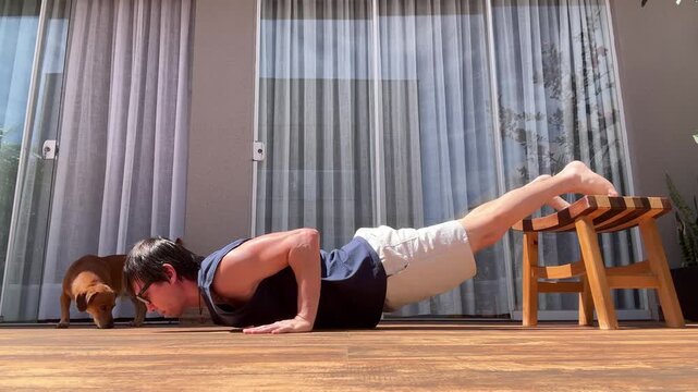 homem treina faz exerc&iacute;cios f&iacute;sicos em casa 