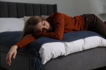 Obraz premium Depressed teenage girl on bed at home