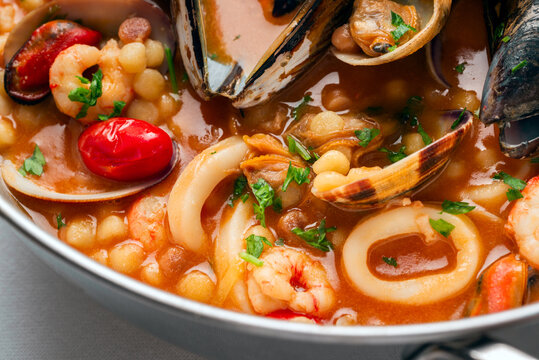 Zuppa di fregula sarda con frutti di mare, pasta italiana 