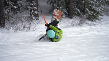 A snowboarder violated the rules of towing on a T-bar lift, fell, did not let go of the bar and was dragged up the slope.