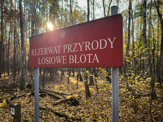 Rezerwat Przyrody - znak informacyjny w lesie. Łosie, sarny, jelenie, dziki. Las jesienią. © malgo_walko