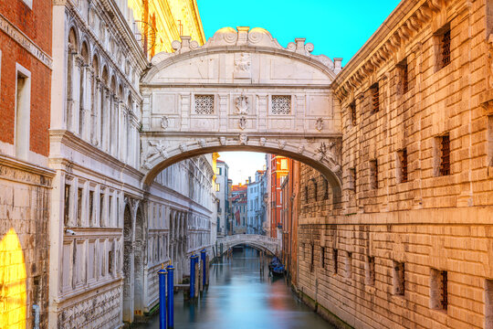 Bridge of Sighs in Venice, Italy 1099
