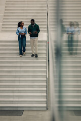 People discussing while walking down modern office stairs © Zamrznuti tonovi