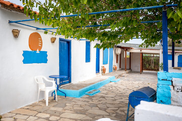 Grecja podwórko przed domem