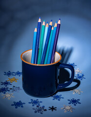 Tasse bleue et crayons bleus, intérieur , vertical
