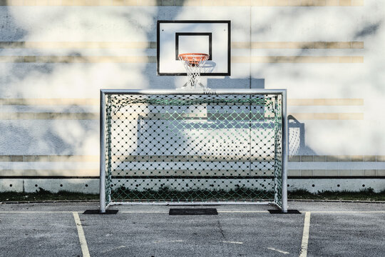 But de football combin&eacute; avec panier de basket (structure multisport)