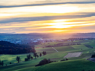 Fototapeta premium Agrarlandschaft bei Sonnenuntergang