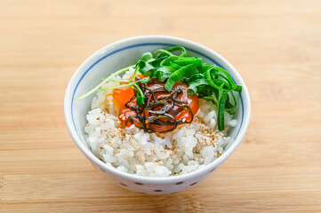 ご飯にのせた卵黄の塩昆布漬け
