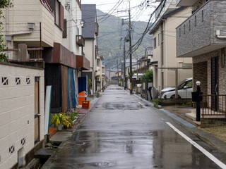 雨が降る古い住宅街の風景
