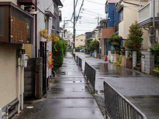 雨が降る古い住宅街の風景
