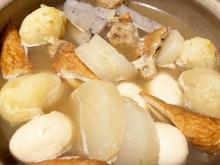 鍋の中で煮えていく美味しそうなおでん