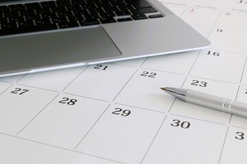 パソコンとカレンダー　シフト調整　スケジュール管理　3:2