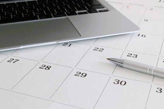 パソコンとカレンダー　シフト調整　スケジュール管理　3:2