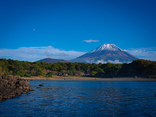 秋晴れの青空と青く澄む本栖湖に映える富士山の絶景風景