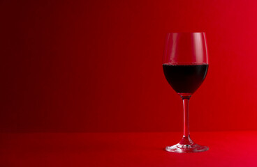 a glass of red wine.  赤ワインの入ったグラス