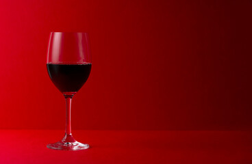 a glass of red wine.  赤ワインの入ったグラス