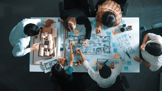 Time lapse of professional architect engineer team writing sticky notes and sticking note at house model while interior designer talking and discussing about building exterior designing. Alimentation.