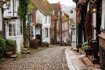 Fototapeta premium A beautiful cobbled street in the historic town of Rye in East Sussex