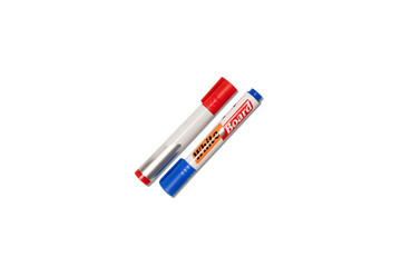 Obraz premium Two whiteboard markers displayed on a clean white background, showing where and how they are used for writing in office or school settings